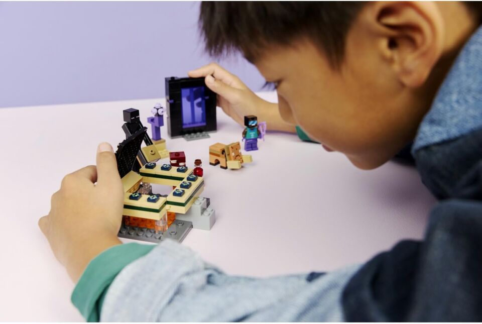LEGO Minecraft Nether ve End Geçidi Yolculuğu 21584-7 Yaş ve Üzeri Çocuklar için Havalı Kahraman Minifigürü ve Enderman Figürleri İçeren Yaratıcı Oyuncak Yapım Seti, Hediye Fikri (192 Parça)