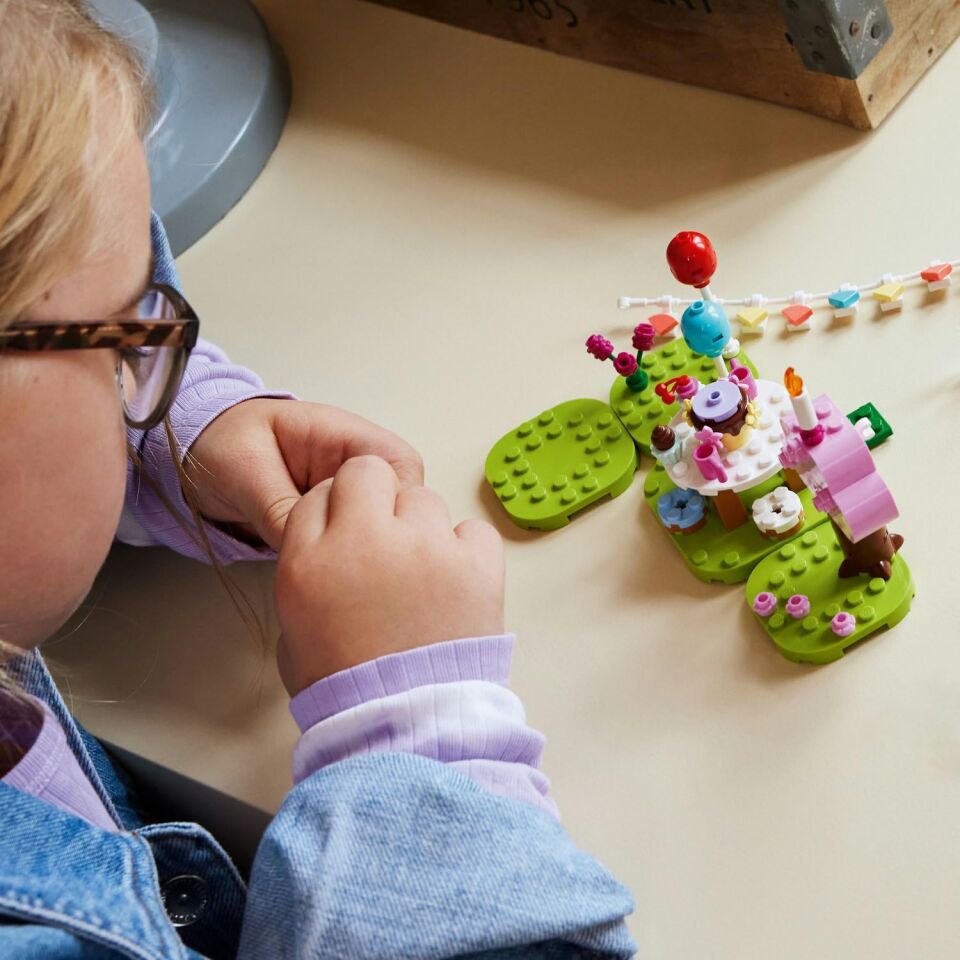 LEGO Animal Crossing Julian Doğum Gününü Kutluyor 77046 – 6 Yaş ve Üzeri Çocuklar için Yılbaşı Hediyesi Fikri, At Minifigürü ve Çok Sayıda Aksesuar İçeren Yaratıcı Oyuncak Yapım Seti (170 Parça)