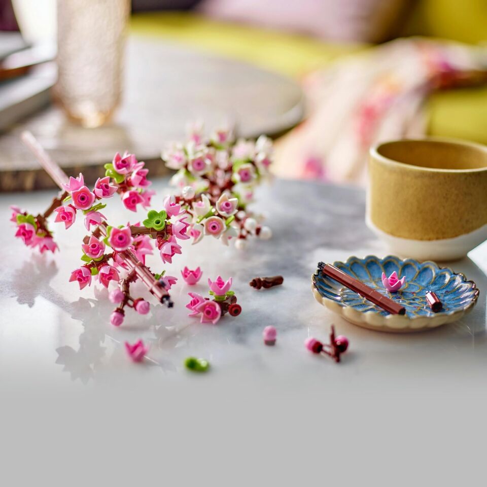 LEGO Kiraz Çiçekleri Kutlama Hediyesi 40725 – 8 Yaş ve Üzeri Çocuklar için Doğum Günü Hediyesi Fikri, Pastel Tonlarda Çiçeklerle Kaplı 2 Dal İçeren Dekoratif Yaratıcı Oyuncak Yapım Seti (430 Parça)