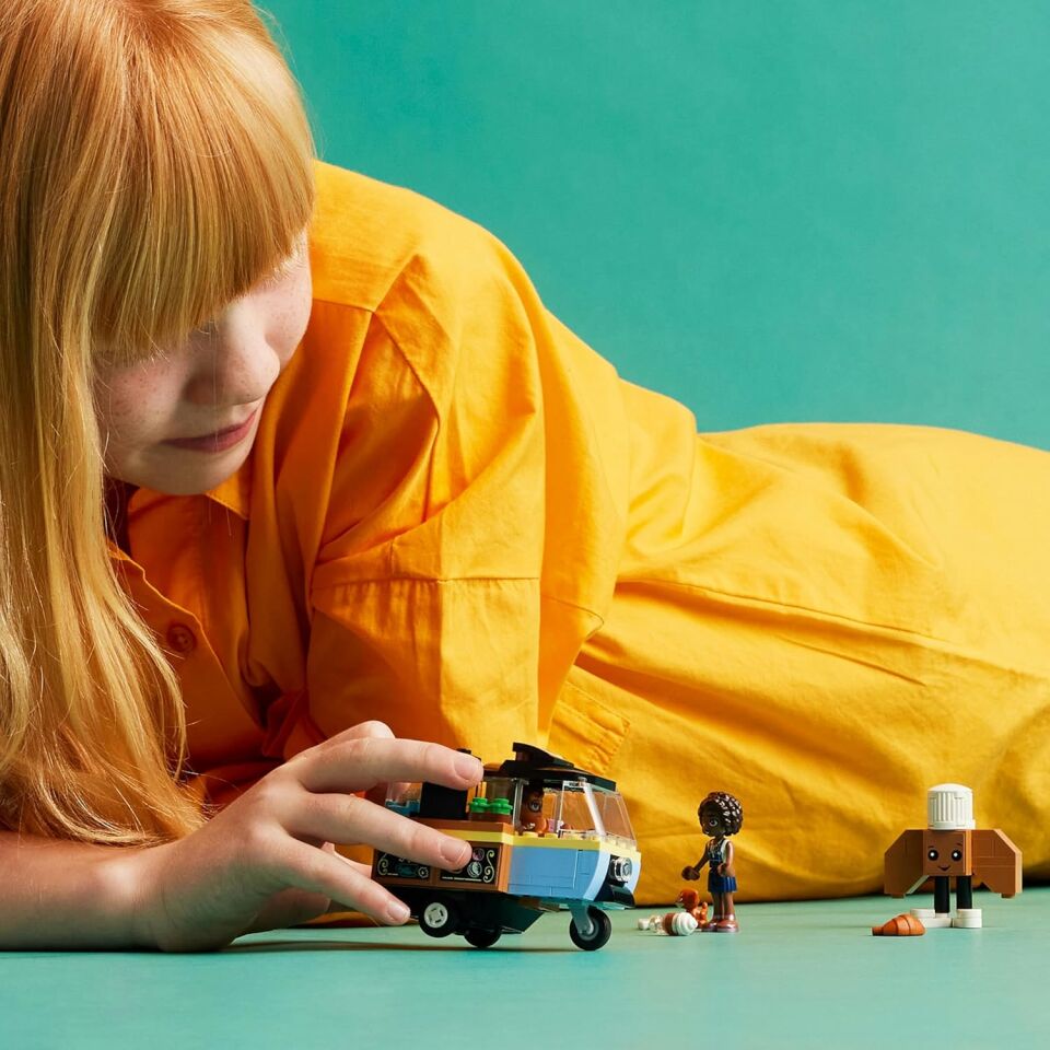 LEGO Friends Mobil Pastane 42606-6 Yaş ve Üzeri Çocuklar için Aliya Minifigürü İçeren Yaratıcı Oyuncak Yapım Seti (125 Parça)