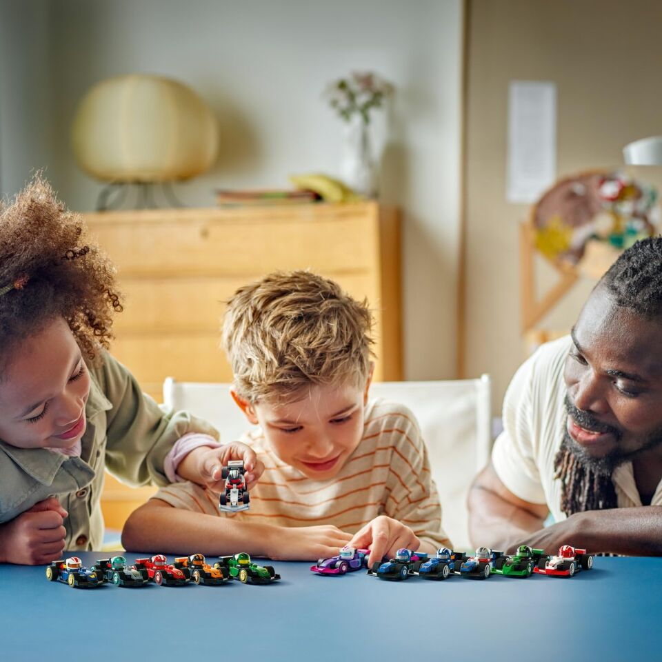 LEGO F1 Koleksiyonluk Yarış Arabaları 71049-6 Yaş Üzeri Kız ve Erkek Çocuklar için Ferrari ve McLaren Dahil 12 Formula 1 Takımının Mini Araba Modellerini İçeren Oyuncak Araba Yapım Seti (29 Parça)