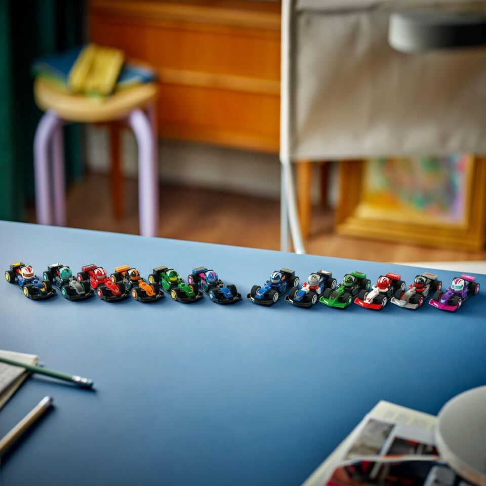 LEGO F1 Koleksiyonluk Yarış Arabaları 71049-6 Yaş Üzeri Kız ve Erkek Çocuklar için Ferrari ve McLaren Dahil 12 Formula 1 Takımının Mini Araba Modellerini İçeren Oyuncak Araba Yapım Seti (29 Parça)